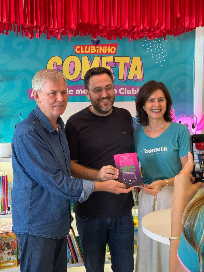 Elifas (e) com o representante da Alivat, Deolí Gräff e a proprietária da Livraria Cometa, Giselda Hahn