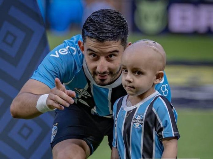 Em 13 de abril, Theodoro realizou o sonho de entrar em campo com a equipe do Grêmio_Divulgação