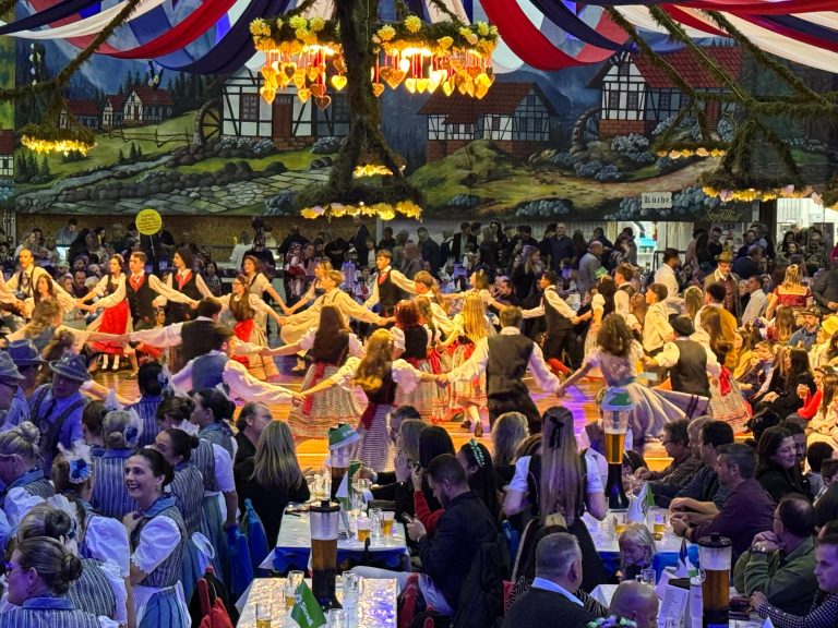 Estrela celebra suas raízes com dança e sabor no segundo baile do Festival do Chucrute