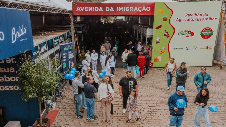 Municípios celebram raízes culturais na Avenida da Imigração na Suinofest 2025