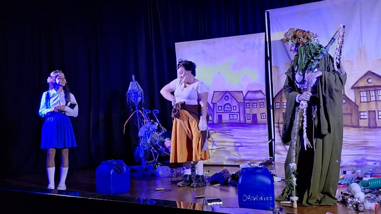 Peça teatral leva conscientização e educação ambiental a estudantes