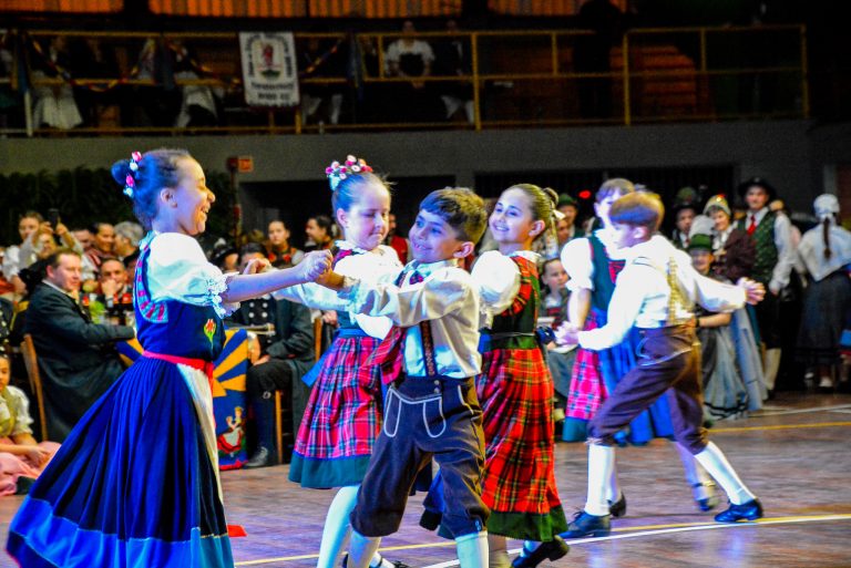 Biertanzfest reúne mais de mil pessoas e homenageia figuras marcantes em Imigrante