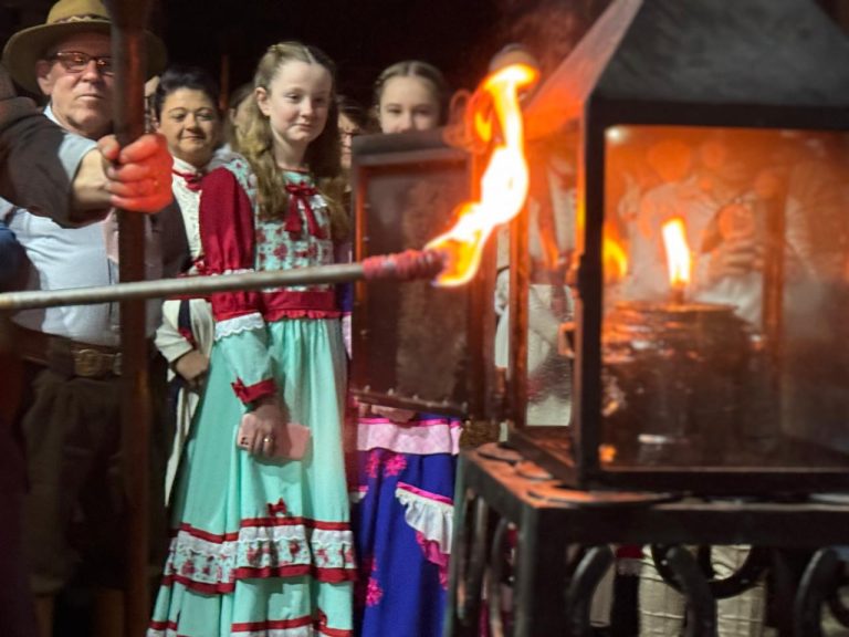 Teutônia celebra a chegada da Chama Crioula