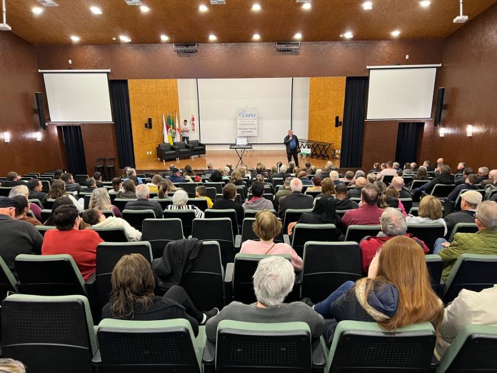 Encontro reuniu dezenas de famílias no auditório do Sicredi