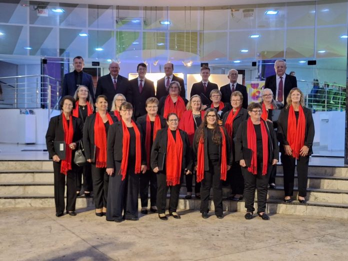 Coral Lira antes de suas apresentações no Teatro Bruno Nitz em Balneário Camboriú_DIV