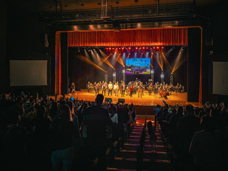 Show Pra Sempre Sertanejo emociona público no Teatro Univates