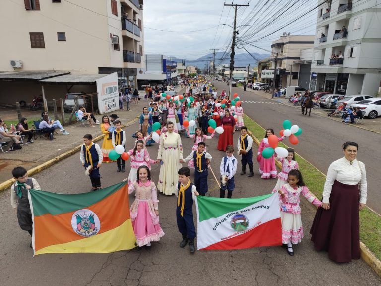 Desfile Farroupilha bate recorde de participação