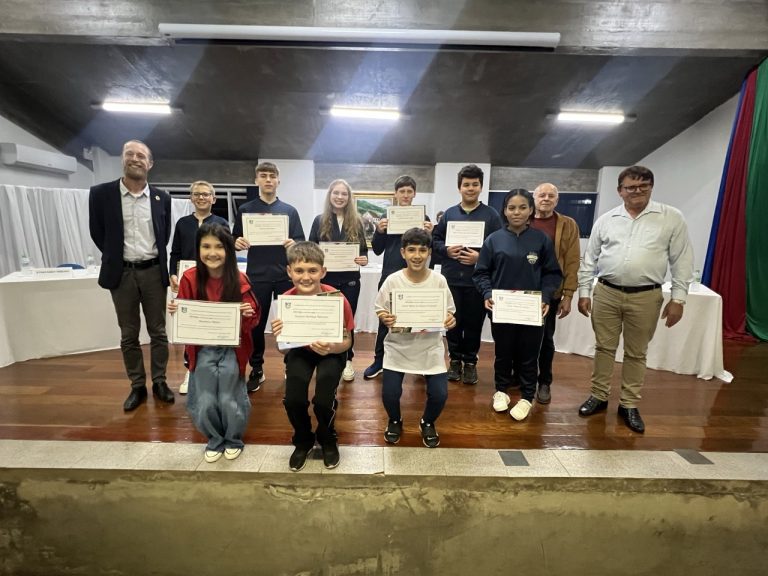 Poço das Antas empossa primeira Câmara de Vereadores Mirins no Dia do Vereador