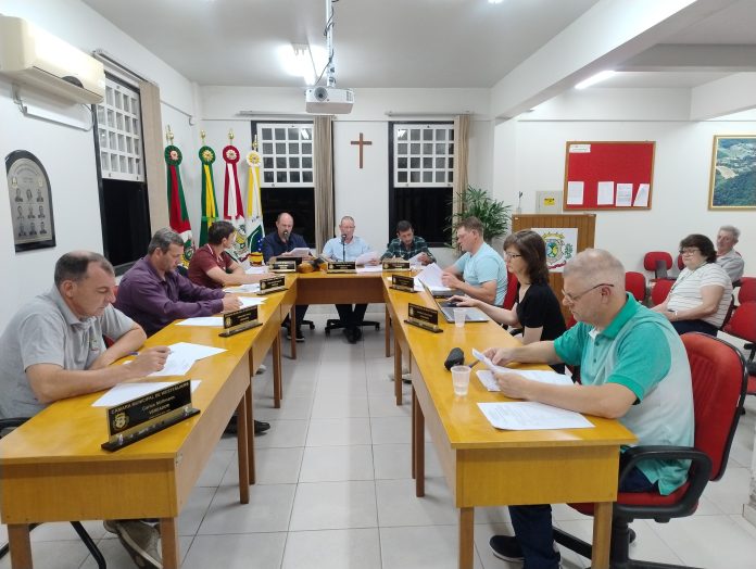 Suplente Jair Sand (d) assumiu temporariamente a cadeira do vereador Gilberto Pott_JB