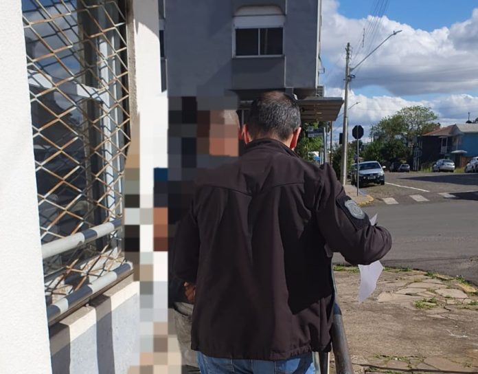 Homem é preso em flagrante por agredir companheira em via pública em Soledade