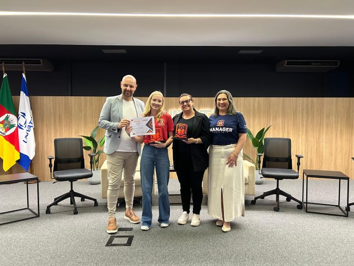 Aluna Diana e a professora Gisele receberam certificação _CLS