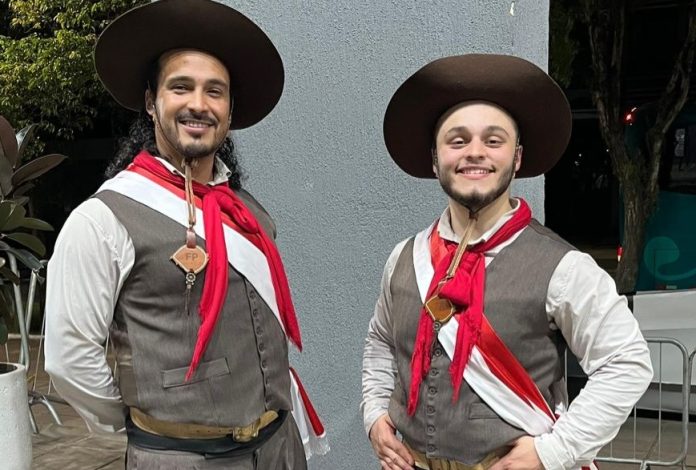 Diego (e) e Pablo dançaram juntos no CTG Felipe Portinho Teutonienses se destacam no Enart