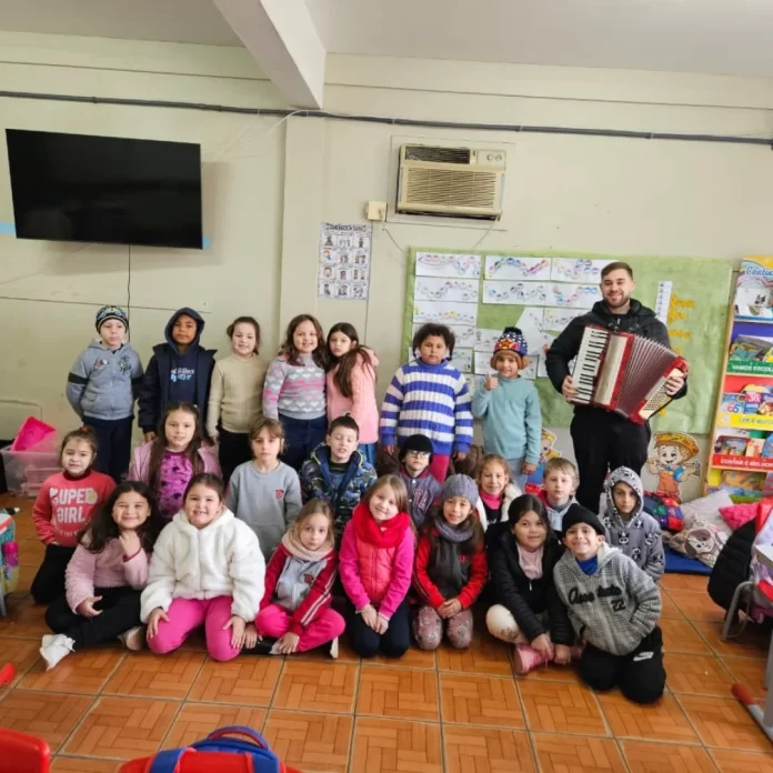 FOTO 1 Professor da Emef Theobaldo Closs expande a aprendizagem para além da leitura e cálculo