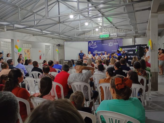 Pais, apoiadores e membros da Apae participaram da comemoração