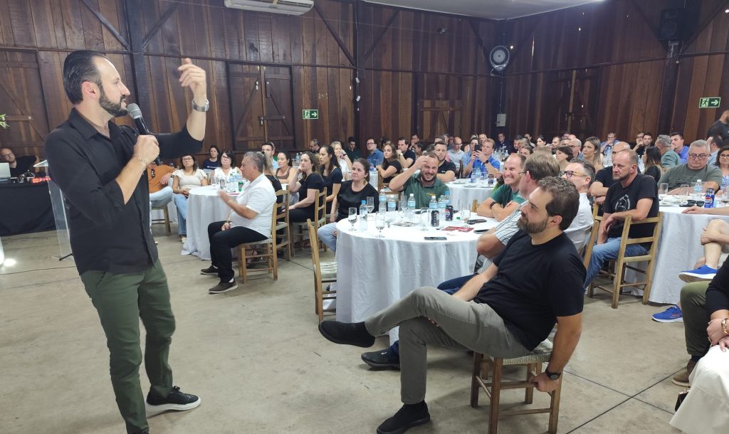 Para o palestrante, antes de mirar em grandes mudanças, é essencial olhar para o cotidiano