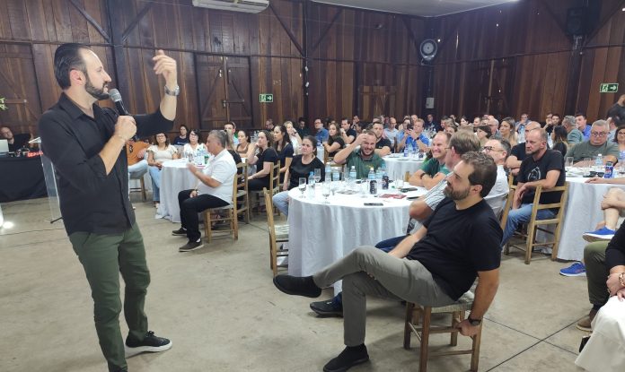 Para o palestrante, antes de mirar em grandes mudanças, é essencial olhar para o cotidiano