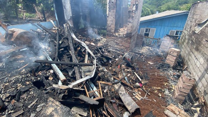 Incêndio destrói residência e deixa duas pessoas feridas em Paverama Incêndio destrói residência e deixa duas pessoas feridas em Paverama