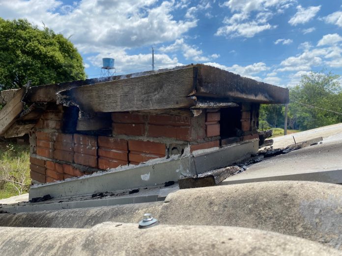 WhatsApp Image 2025-11-16 at 13.54.02 Bombeiros combatem princípio de incêndio em Teutônia