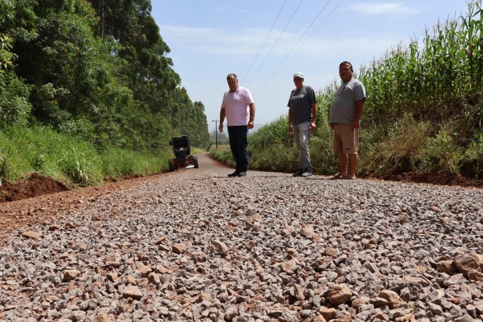 WhatsApp Image 2025-11-19 at 20.44.16 Fazenda Vilanova recebe recurso para recuperar estradas