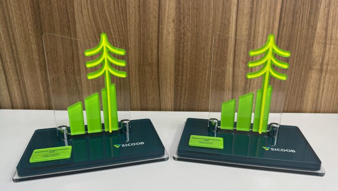 Sicoob São Miguel recebe troféus na Semana do Cooperativismo