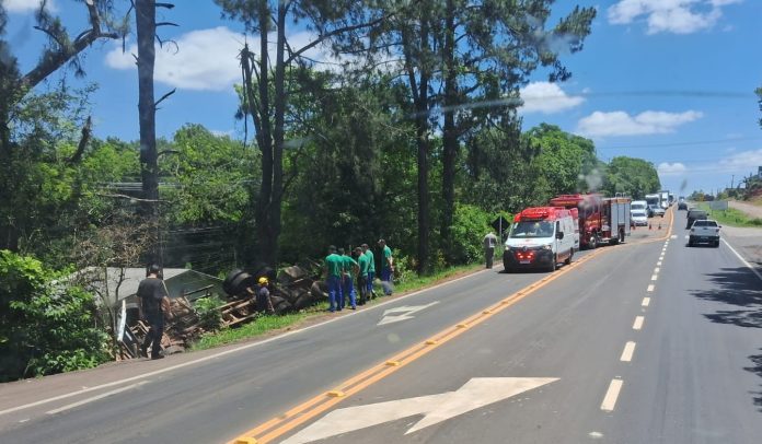 veiacuteculo-de-carga-sai-de-pista-e-capota-no-trevo-alematildeo-em-estrela-1762442333