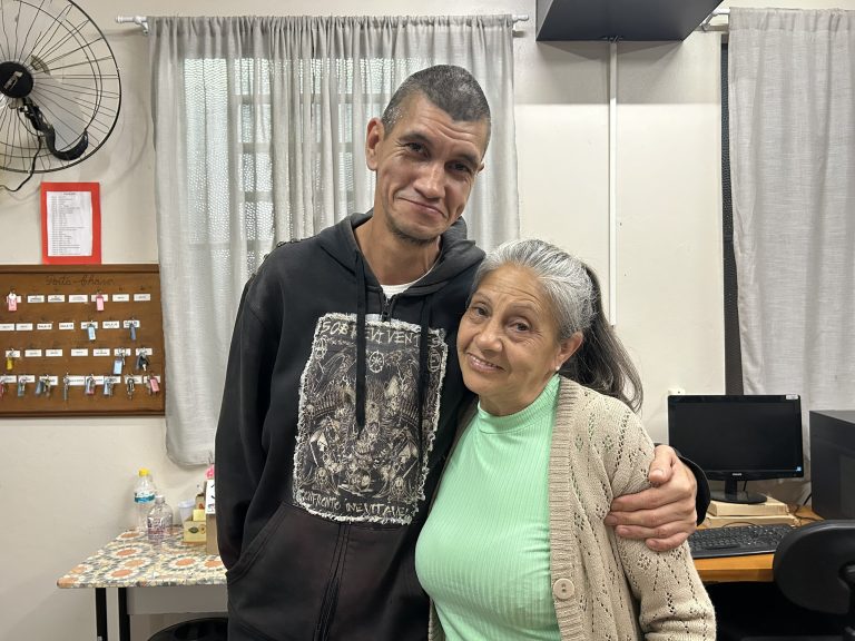 Especial de Natal: Entre ruas e canetas, uma vida redesenhada por coragem, reencontros e esperança