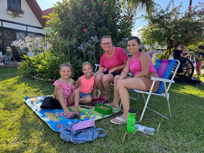 As primas se organizaram para curtir a tarde com as filhas na prefeitura