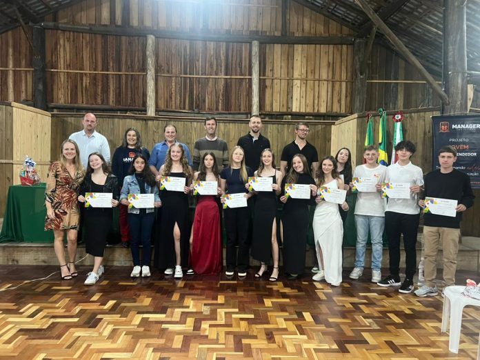 Formandos 2025 do Projeto Jovem Empreendedor receberam certificado