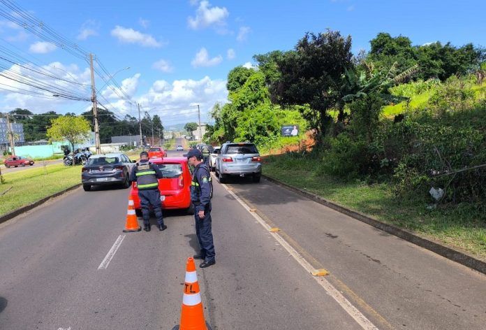 Operação de trânsito aborda mais de 70 veículos na Avenida Benjamin Constant, em Lajeado
