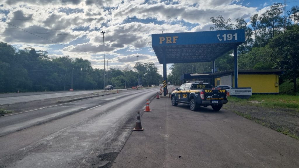 PRF flagra carro com 54 multas vencidas e 34 mil em débitos