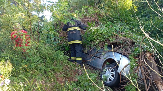 Mulher fica presa em veículo após saída de pista na ERS-128, em Teutônia