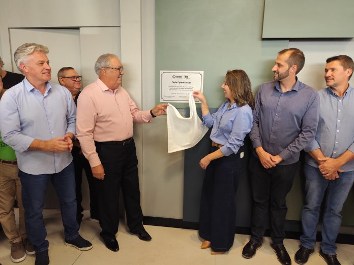 Descerramento da placa marcou a entrega do edifício_TM