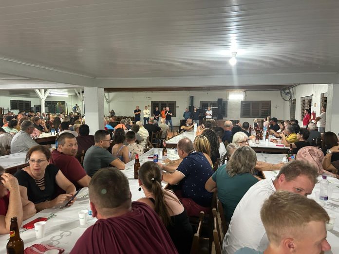 Mais de 300 pessoas foram à Associação Cultural para festejar_CLS