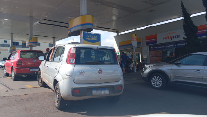 Motoristas fazem fila em postos por temor à falta de combustível