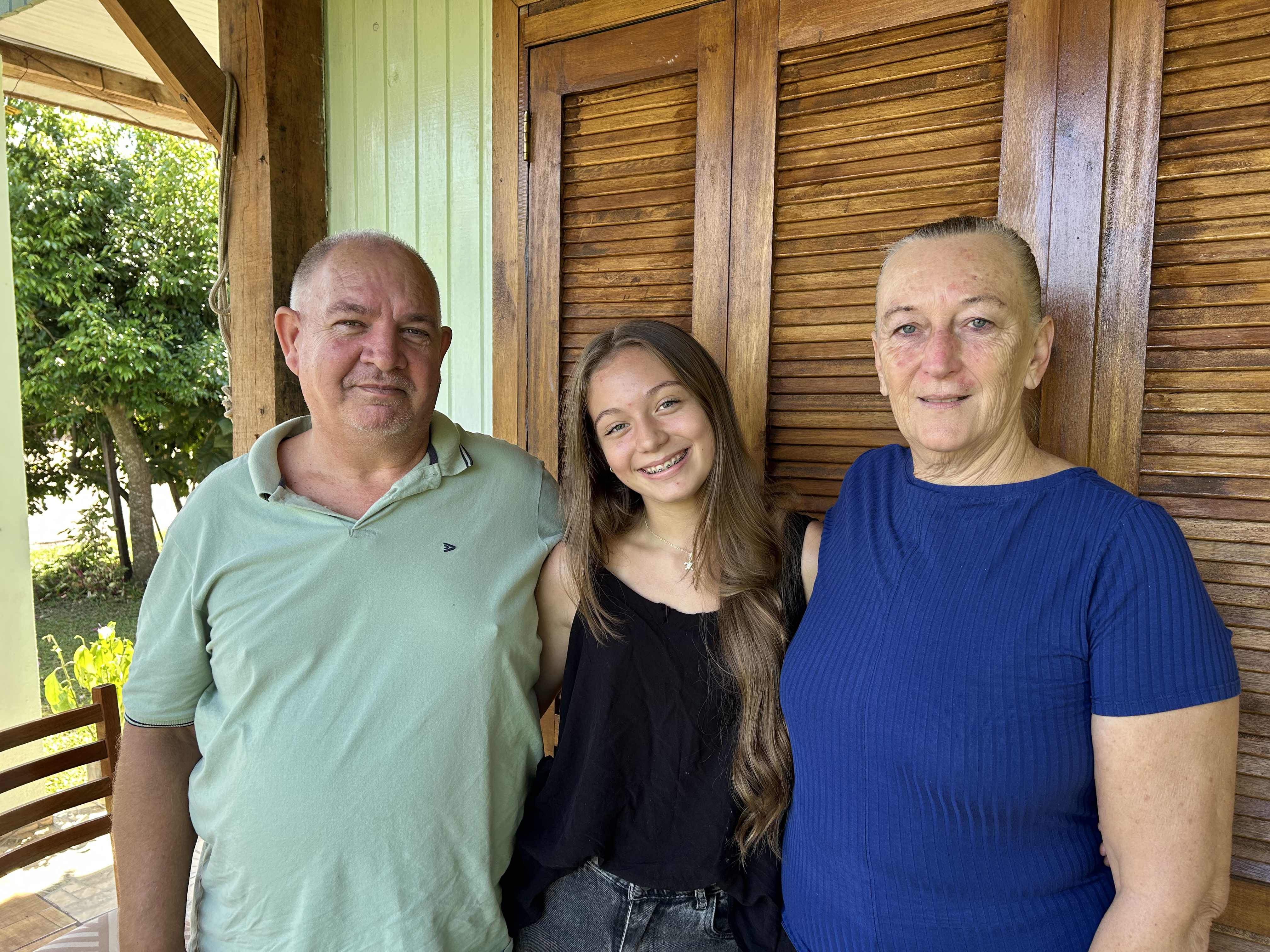 Com olhos marejados, casal compartilha história de vida ao lado da neta, Emilli_CLS