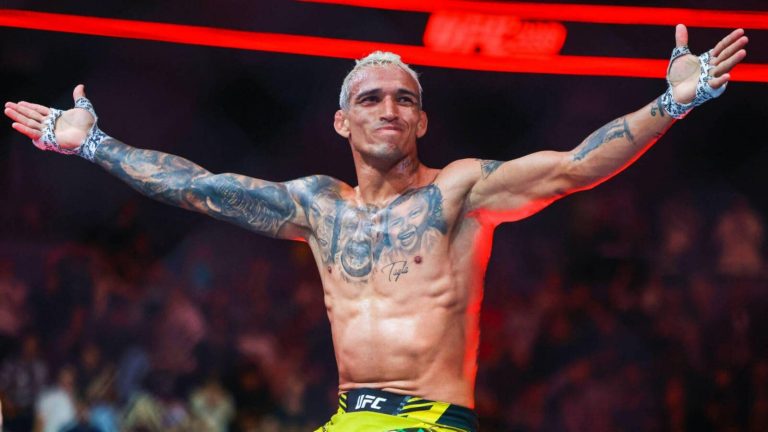 Charles Oliveira luta pelo cinturão BMF do UFC neste sábado