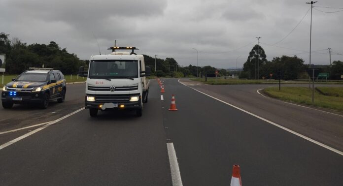 Colisão deixa uma mulher gravemente ferida na BR-386