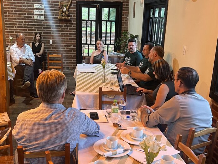 AMSOL_Alceu Moreira (d ao fundo) ouviu o pleito regional pelo Polo de Saúde_LLB