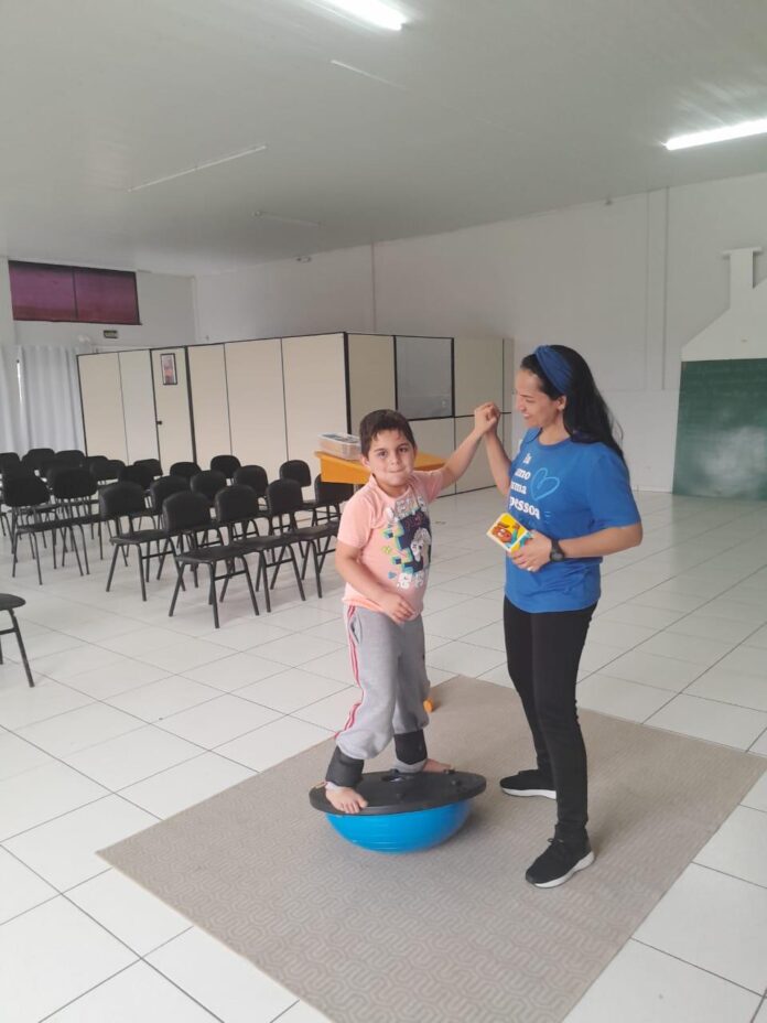 AUTISMO_Enzo evolui com as terapias conquistadas pela ONG Floco Azul – Divulgação