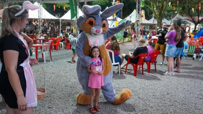 Coelhos atraíram a atenção de adultos e crianças_DIV