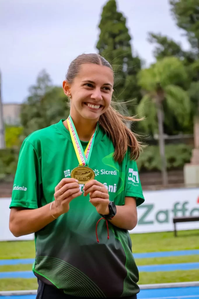 Laura Mallmann foi campeã gaúcha dos 800 e 1.500 metros rasos - Crédito: Divulgação
