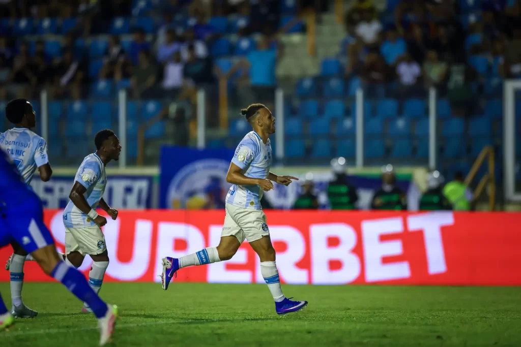 Braithwaite marcou duas vezes - Crédito: Lucas Uebel / Grêmio / Divulgação