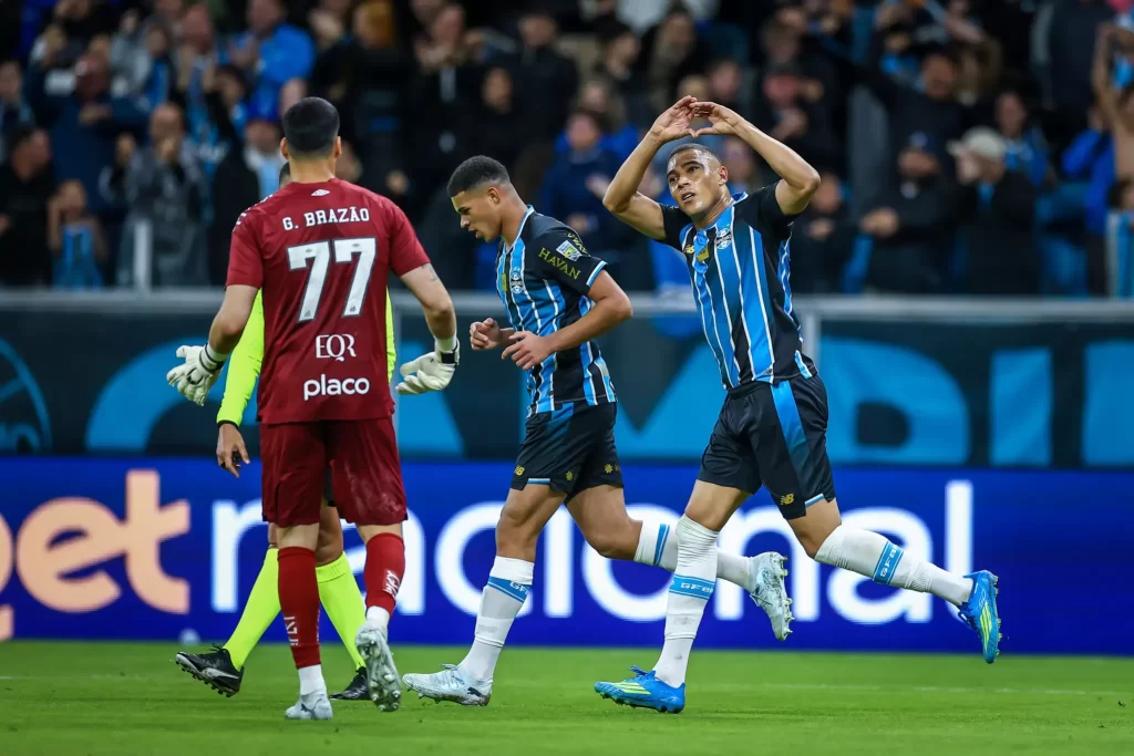 Carlos Vinícius brilhou outra vez - Crédito: Lucas Uebel / Grêmio / Divulgação
