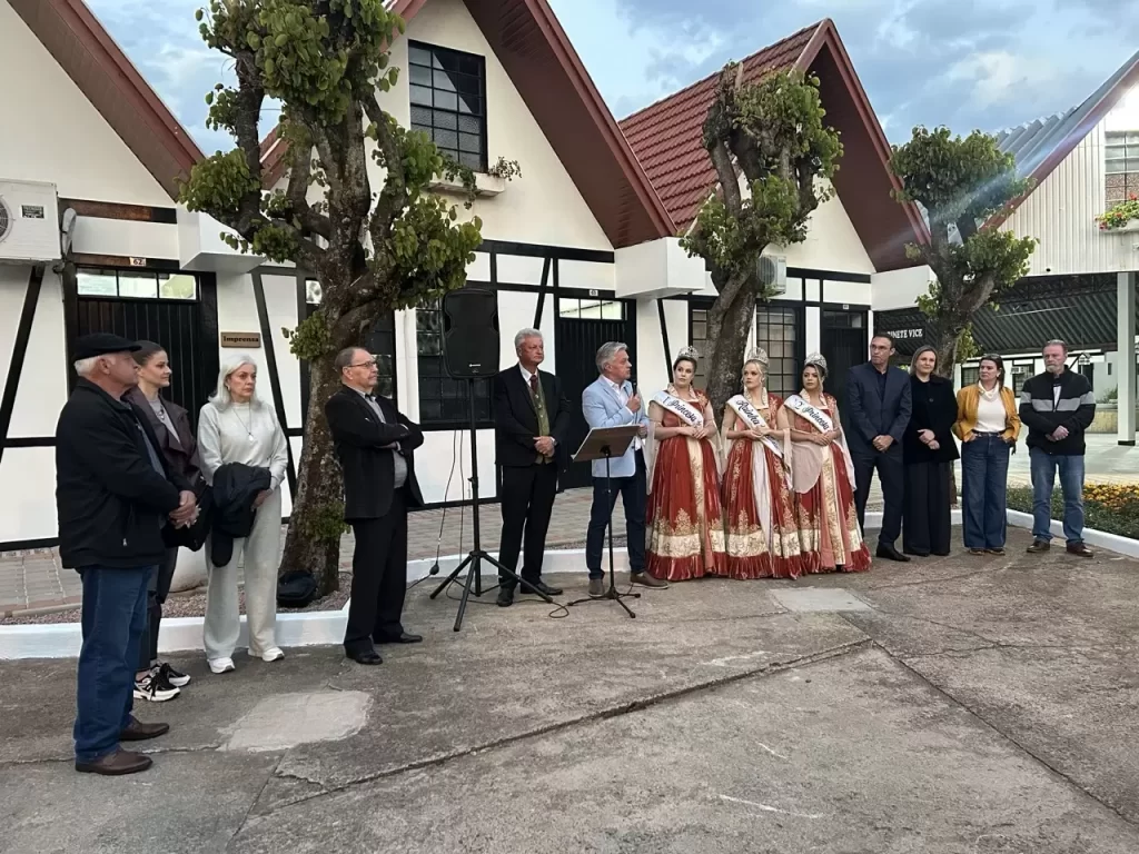 Soberanas, prefeito, vice-prefeito, familiares e ex-prefeitos falaram em homenagem a Klepker. Crédito: Camille Lenz da Silva