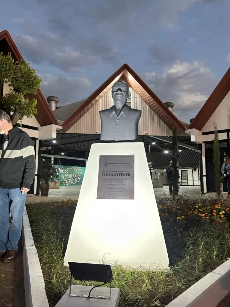 Busto de Klepker foi reinstalado no Centro Administrativo em 2015, na segunda gestão de Renato Altmann. Crédito: Camille Lenz da Silva