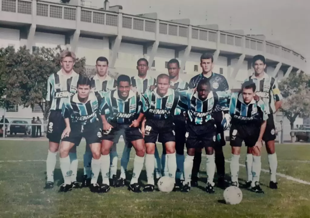 Maickel (e, de pé) ao lado de Tinga e Ronaldinho - Crédito: Arquivo