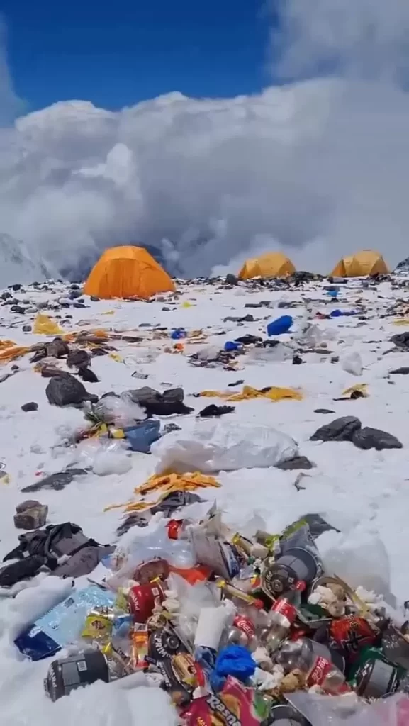 Registros mostram lixo deixado pelos alpinistas - Crédito: Reprodução / Divulgação