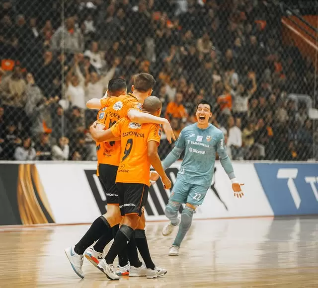 Vaga foi celebrada pelos jogadores - Crédito: Eduardo Knoff / ACBF / Divulgação