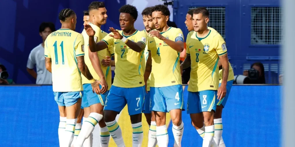 Jogadores festejaram após o bonito gol de Vini Jr - Crédito: Rafael Ribeiro e Nelson Terme / CBF / Divulgação