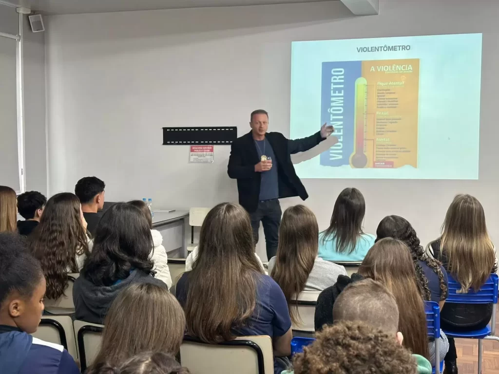 Palestra com delegado de Teutônia, Rogério Auler, esclareceu as fases que levam ao feminicídio e como preveni-las - Crédito: Anderson Lopes